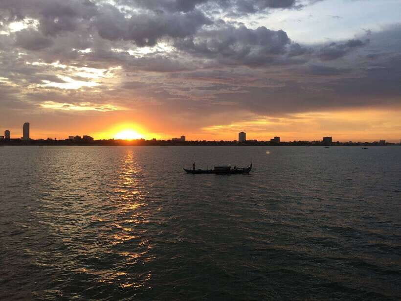 Sunset Dinner Tour: Tonle Sap Lake Floating Village - Mini Tara boat time: close-up floating villages and a quick trading lesson