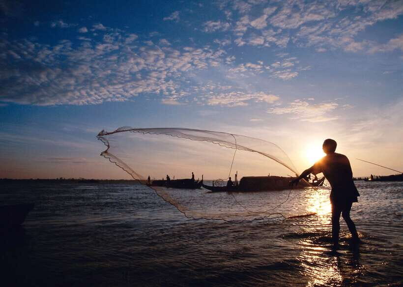 Sunset Dinner Tour: Tonle Sap Lake Floating Village - Queen Tara dinner cruise: where the sunset moment actually lands