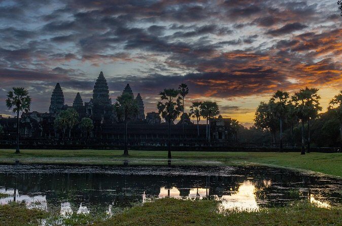 The Magnificent Angkor Wat - Bayon Temple and the Angkor Thom area: the faces that stop you