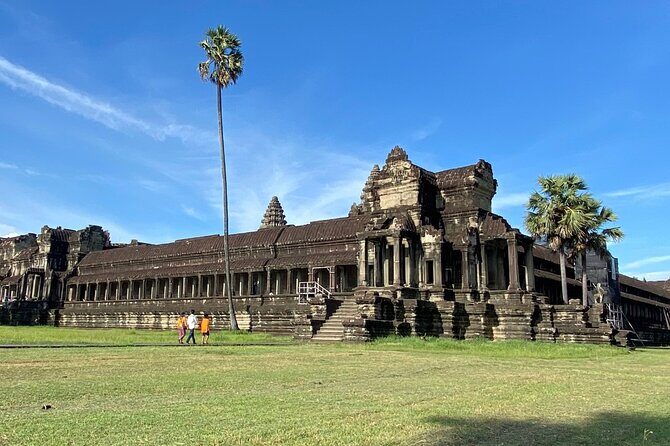 Transfer from Siem Reap Airport to Hotels in Siem Reap - Getting picked up at SAI: the sign, the exit gate, the fast handoff