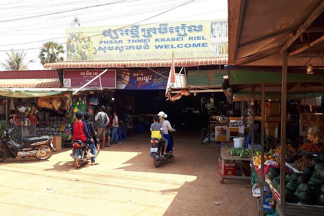Tuk Tuk Journey: Exploring Rural Life and Silk Farm Craftsmanship - Krabei Riel commune market stop: daily life in a real place